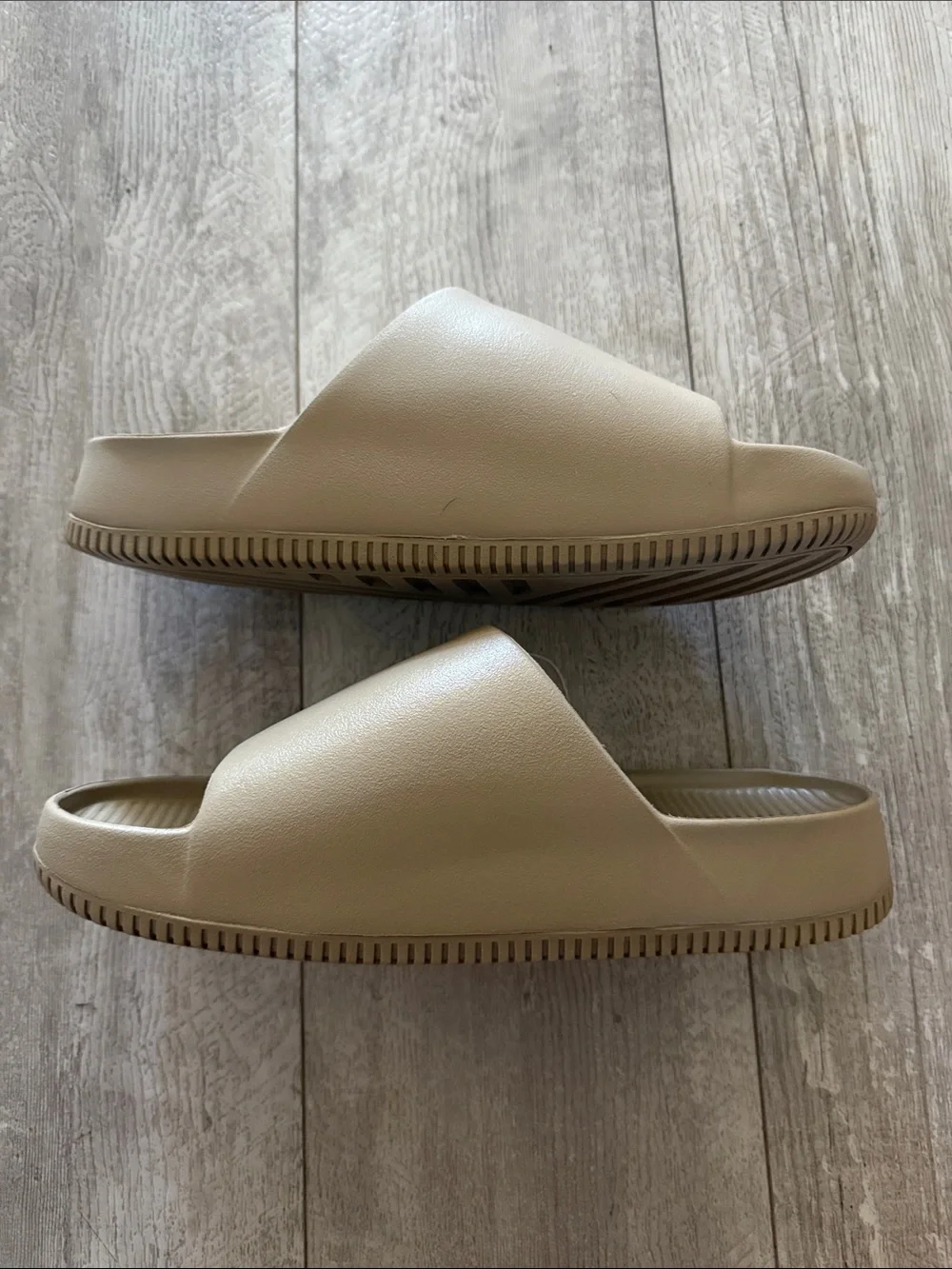 Nike simple slip